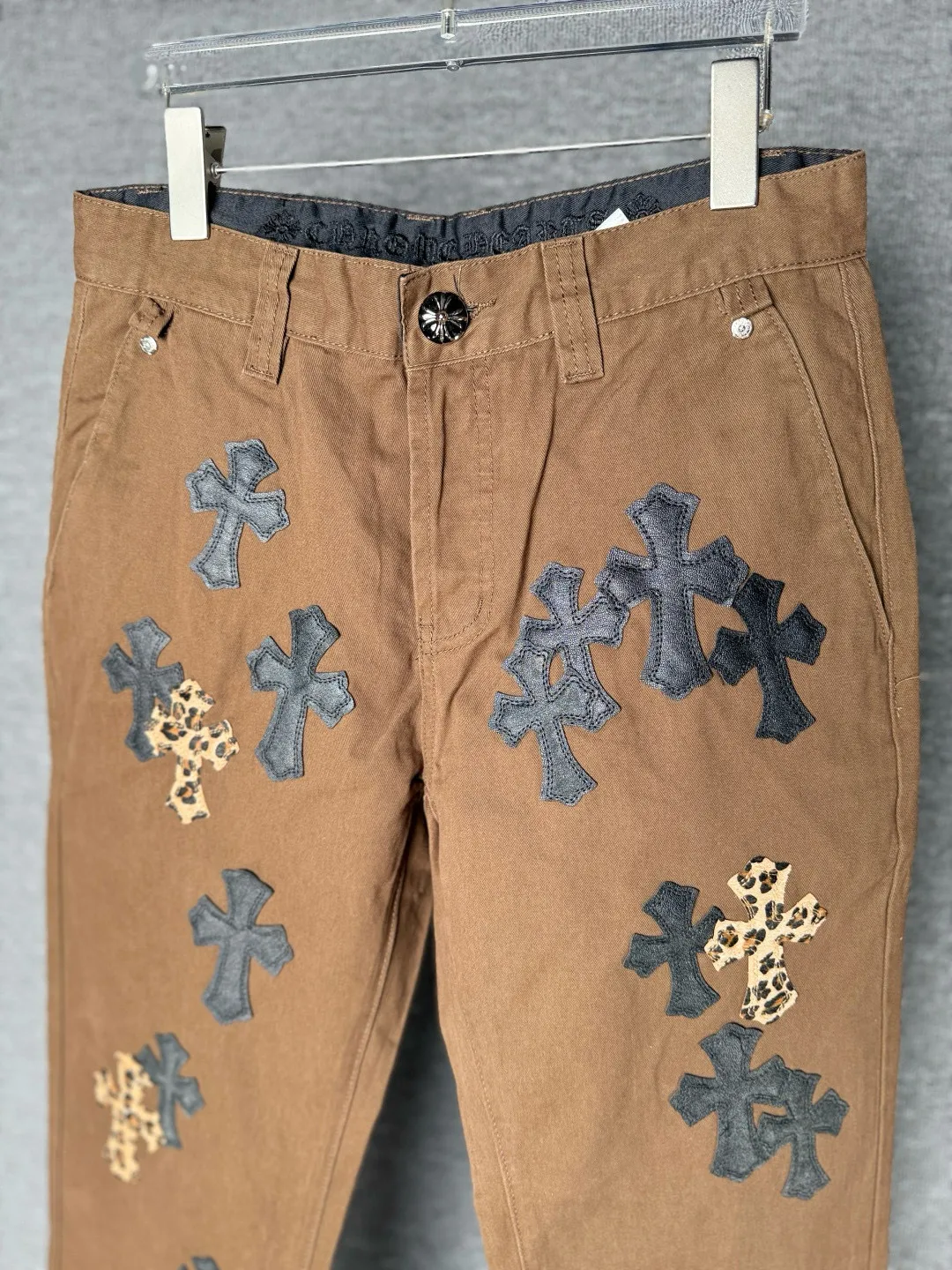 P270 💰 (Top version) Chrome Hearts | Chrome Hearts Brown Casual Cross Patched Leather Jeans - Full of exploring the ultimate in fashion, Chrome Hearts' new Chrome Hearts pants cleverly integrate camouflage cross, camouflage cross and other elements to break the traditional boundaries. Mattyboy's clever fusion of overalls and khaki jeans, the same style, brings endless matching inspiration to fashionistas! Whether it is daily wear or fashion experiment, these pants can bring you an excellent fashion experience. Color: Brown Size: 28-30-32-34 (corresponds to S-M-L-XL)
